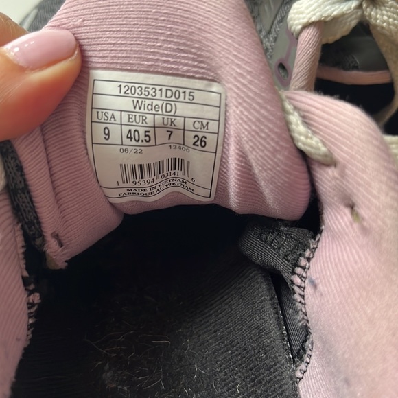 Brooks Adrenaline 22 in gray/lavender. Gently worn for walking only. SIZE 9 WIDE - Picture 7 of 8